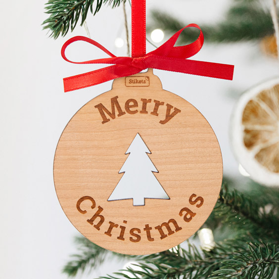 Personalisierte Weihnachtskugeln aus Holz mit Symbol