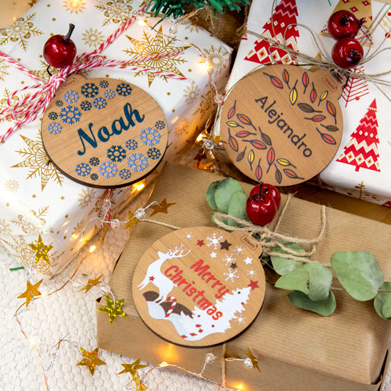 Boules de Noël en bois personnalisées en couleurs