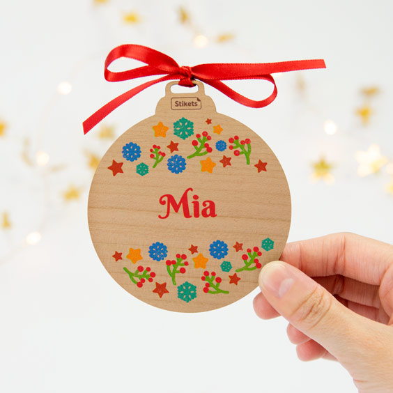 Personalisierte Weihnachtskugeln aus Holz in verschiedenen Farben