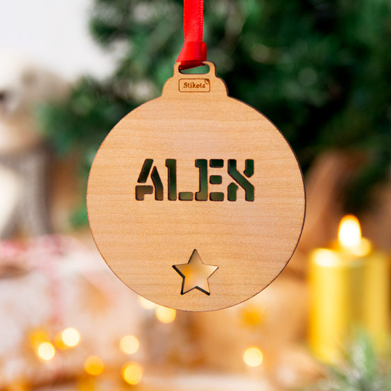 Bolas de Natal personalizdas em madeira vazada