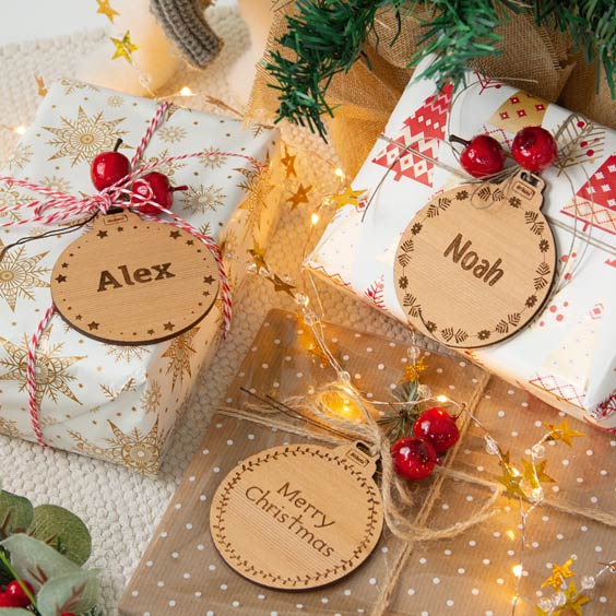 Personalisierte Weihnachtskugeln aus Holz mit Gravur