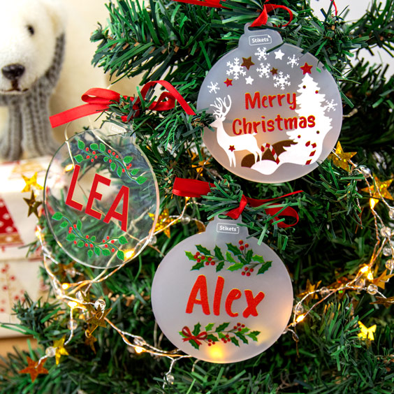 Personalisierte Weihnachtskugeln aus Acryl in verschiedenen Farben