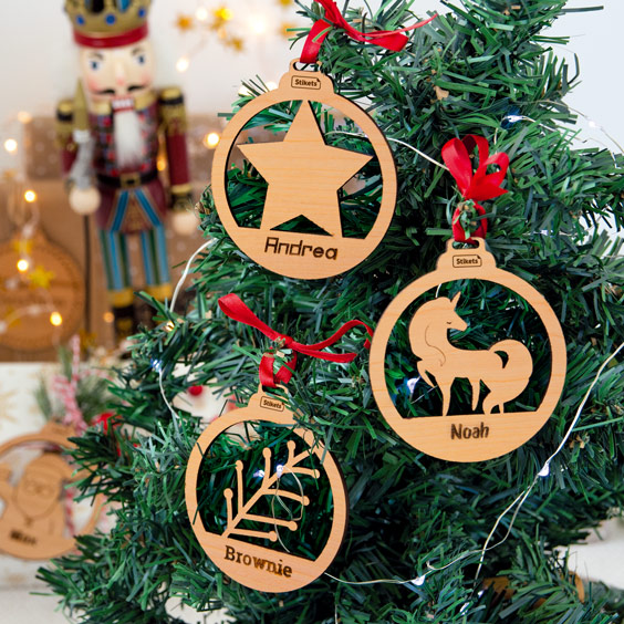 Bolas de Navidad personalizadas de formas de madera con nombre grabado