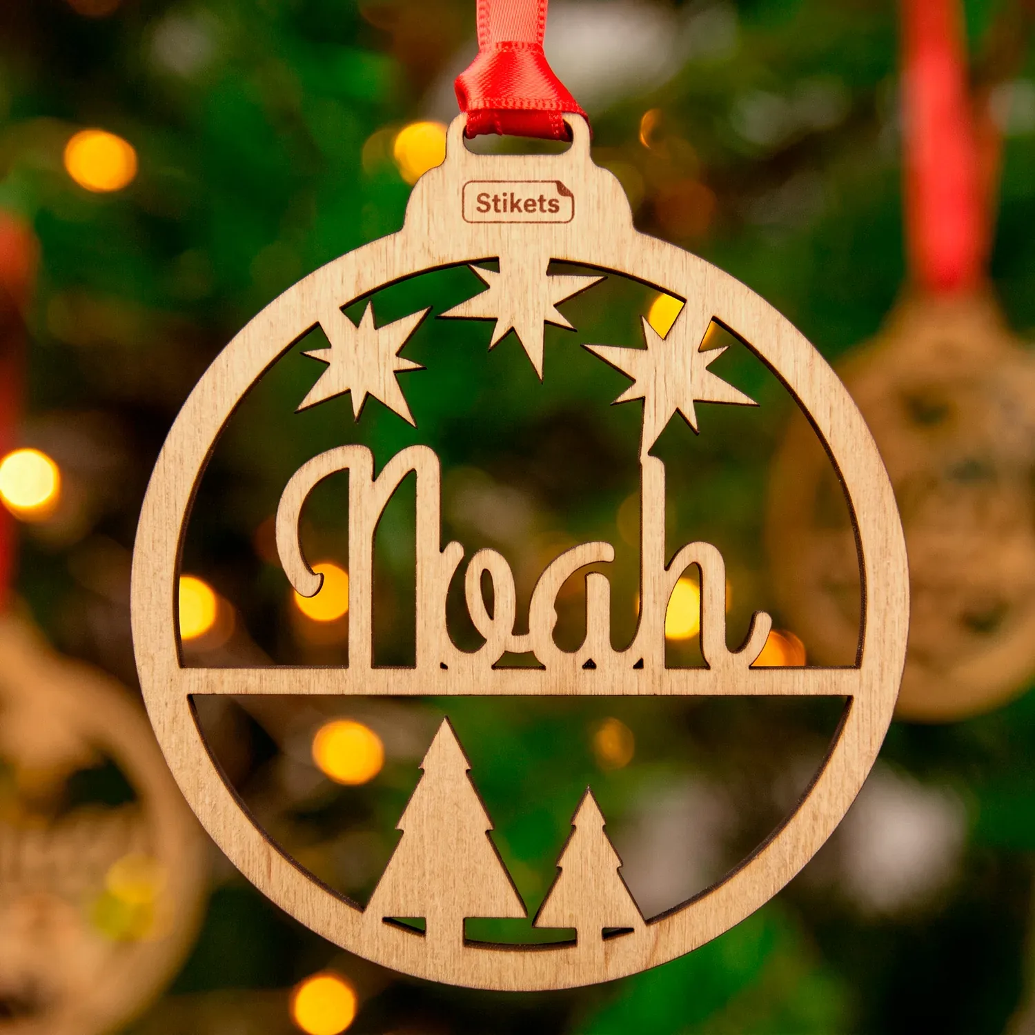 Boule de Noël en bois personnalisée avec texte et motif découpés