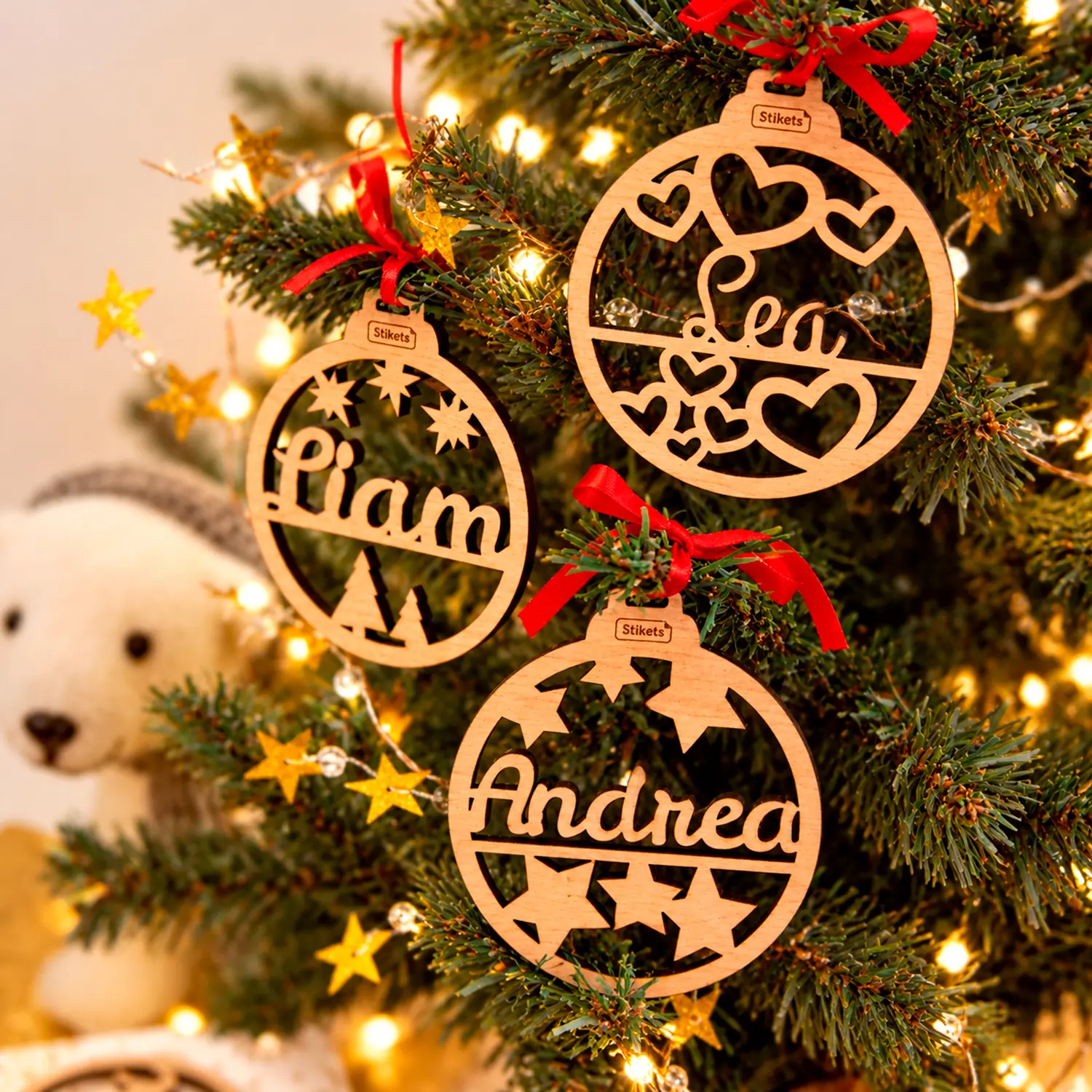 Boule de Noël en bois personnalisée avec texte et motif découpés