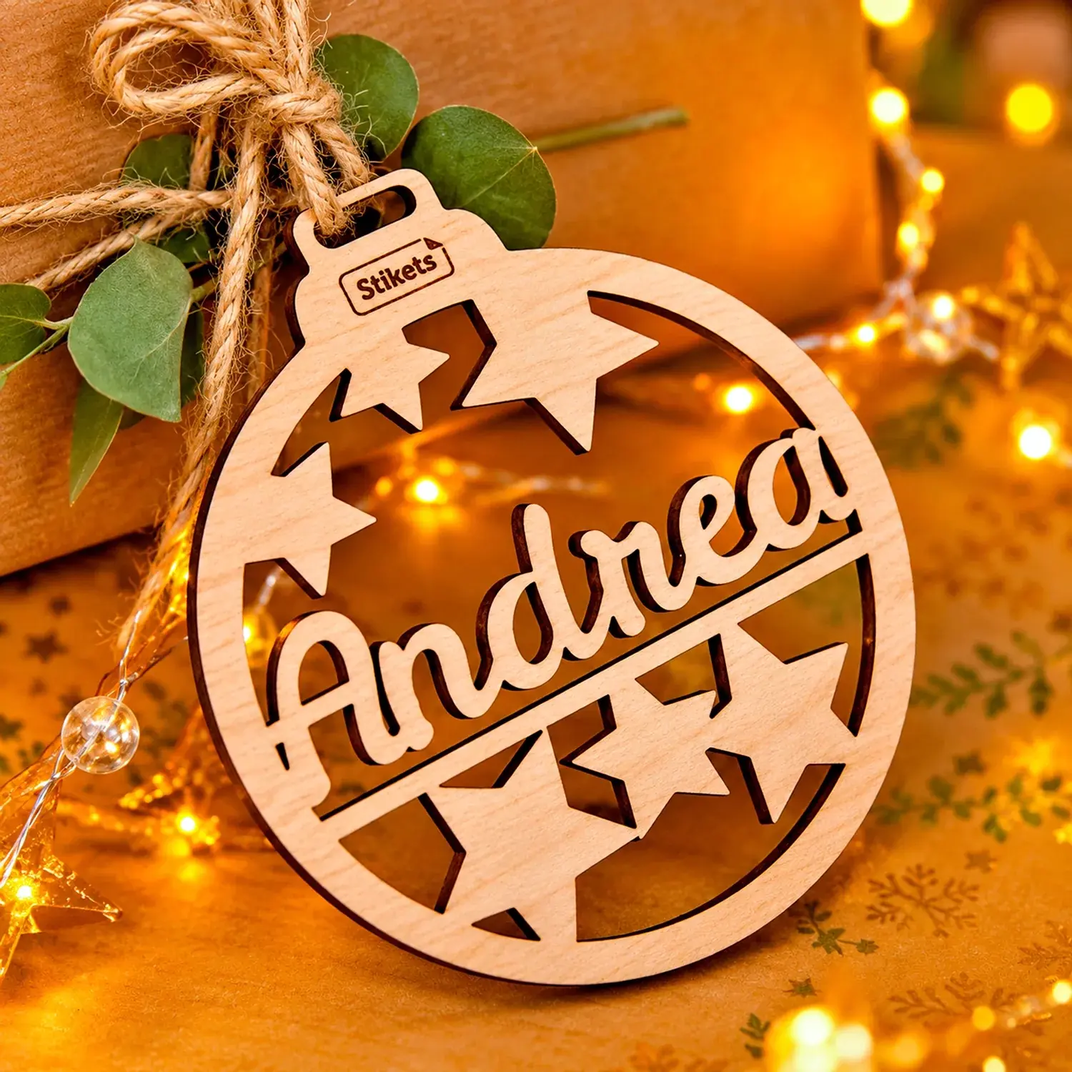 Boule de Noël en bois personnalisée avec texte et motif découpés