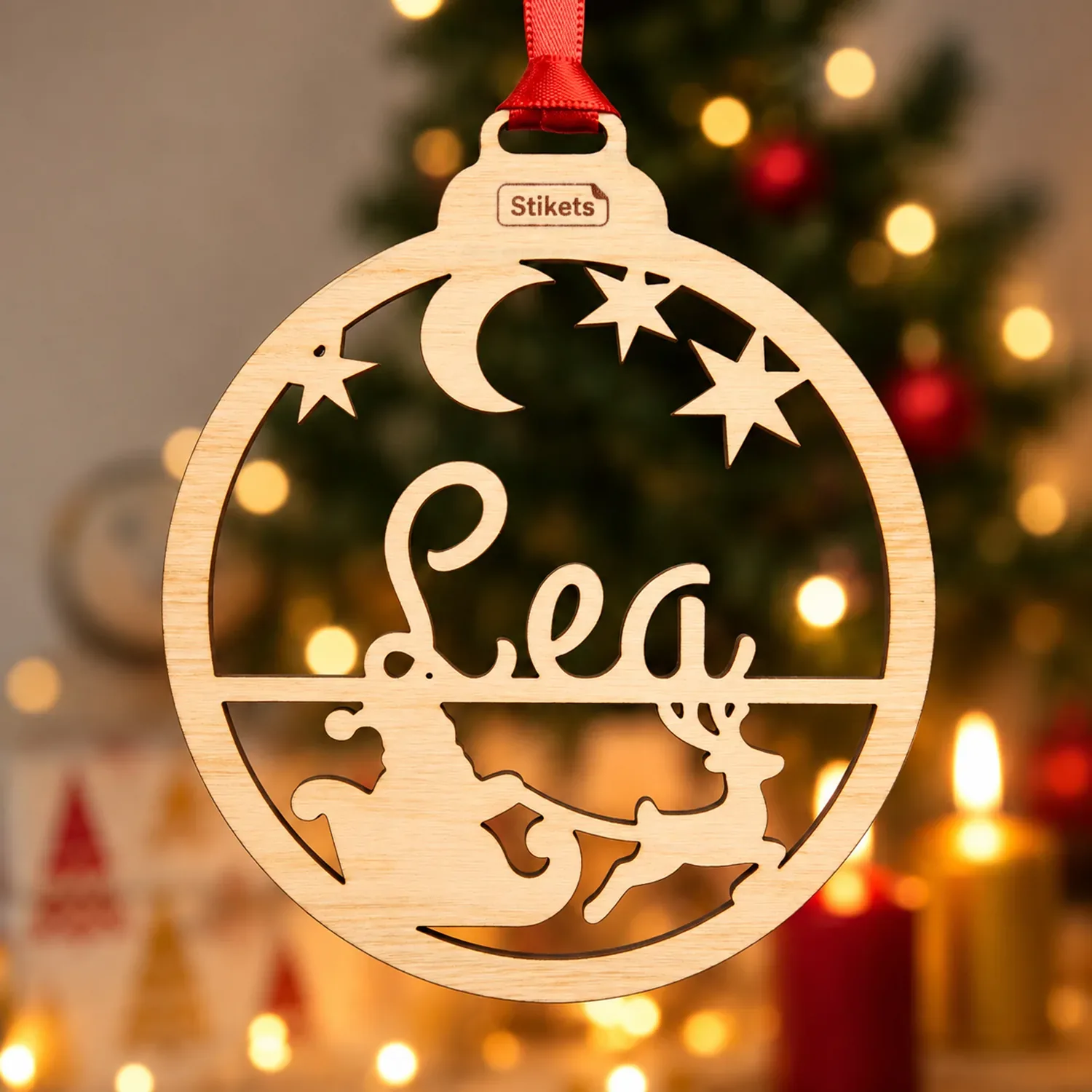 Boule de Noël en bois personnalisée avec texte et motif découpés