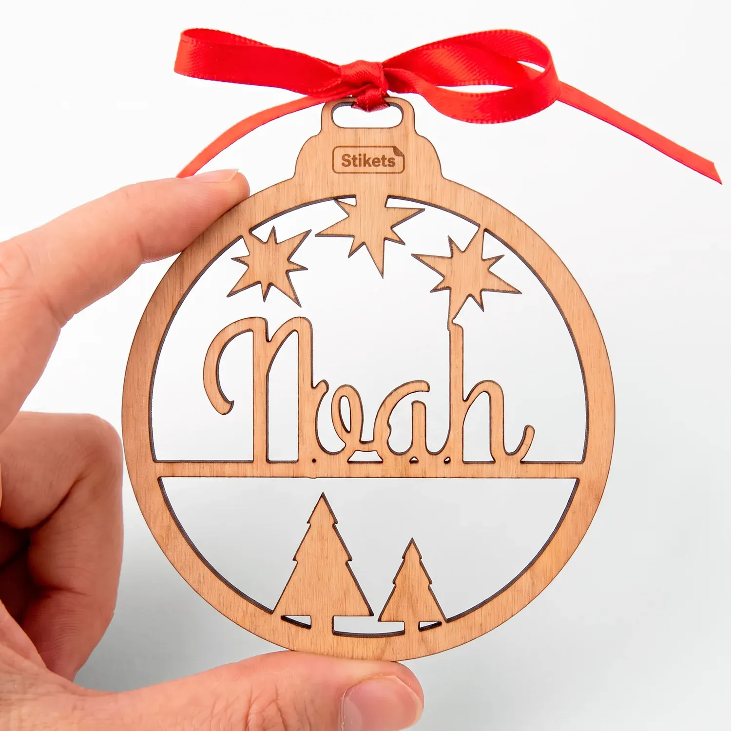 Boule de Noël en bois personnalisée avec texte et motif découpés
