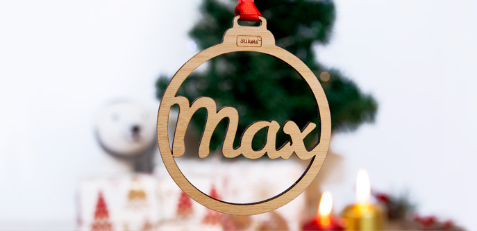 Personalisierte Weihnachtskugeln mit Namen aus Holz