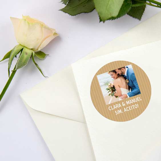 Etiquetas redondas com foto e moldura para casamentos