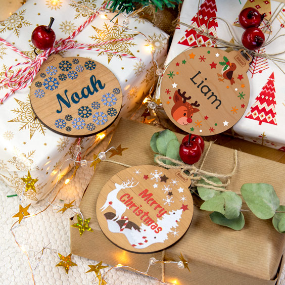 Bolas de Natal personalizadas de madeira com cores