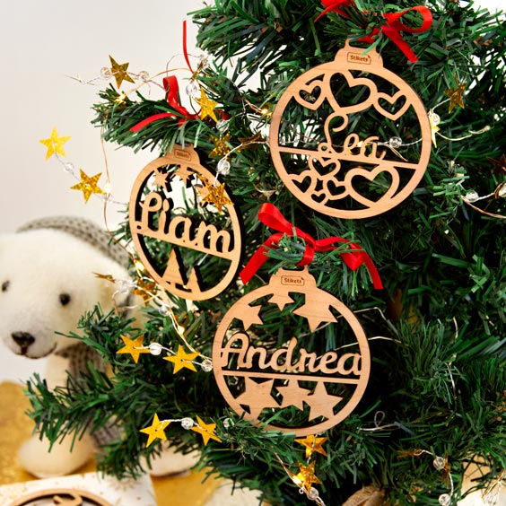 Boule de Noël en bois personnalisée avec texte et motif découpés