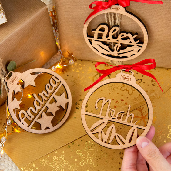 Bolas de Navidad personalizadas con nombre y silueta de madera