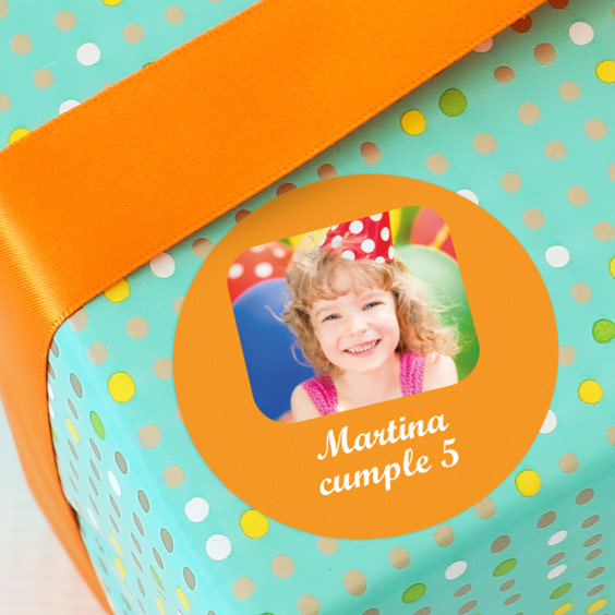 Etiquetas redondas con foto y marco para cumpleaños