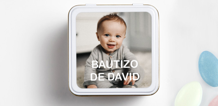 Etiquetes quadrades amb foto per a batejos