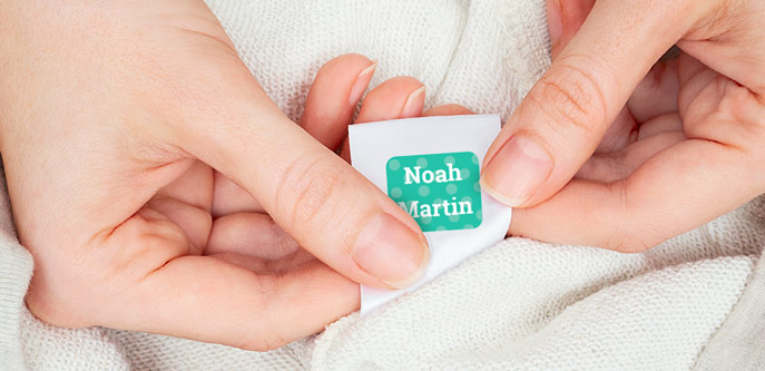  50 etiquetas de nombre personalizadas para ropa para marcar ropa  de bebé y niños. Adhesivos termoadhesivos, resistentes a la lavadora y la  secadora. Tamaño 2.3 x 0.4 pulgadas : Productos de Oficina