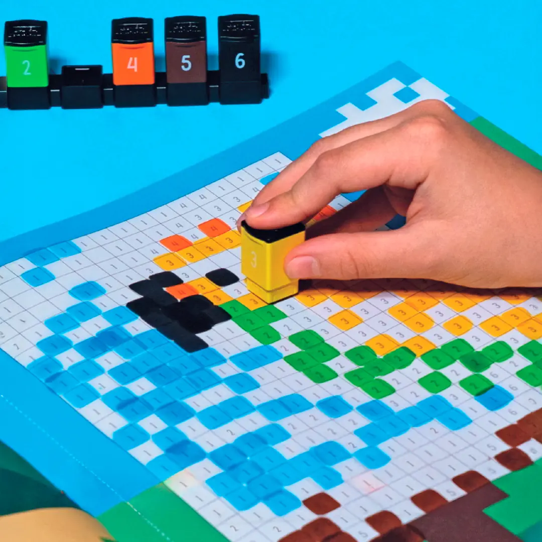 Juego de pintar con sellos Trodat Pixel Stamp Animals con 6 sellos de colores y 18 plantillas