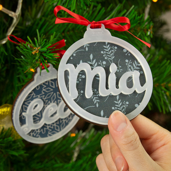 Personalisierte Weihnachtskugel mit gemustertem Hintergrund